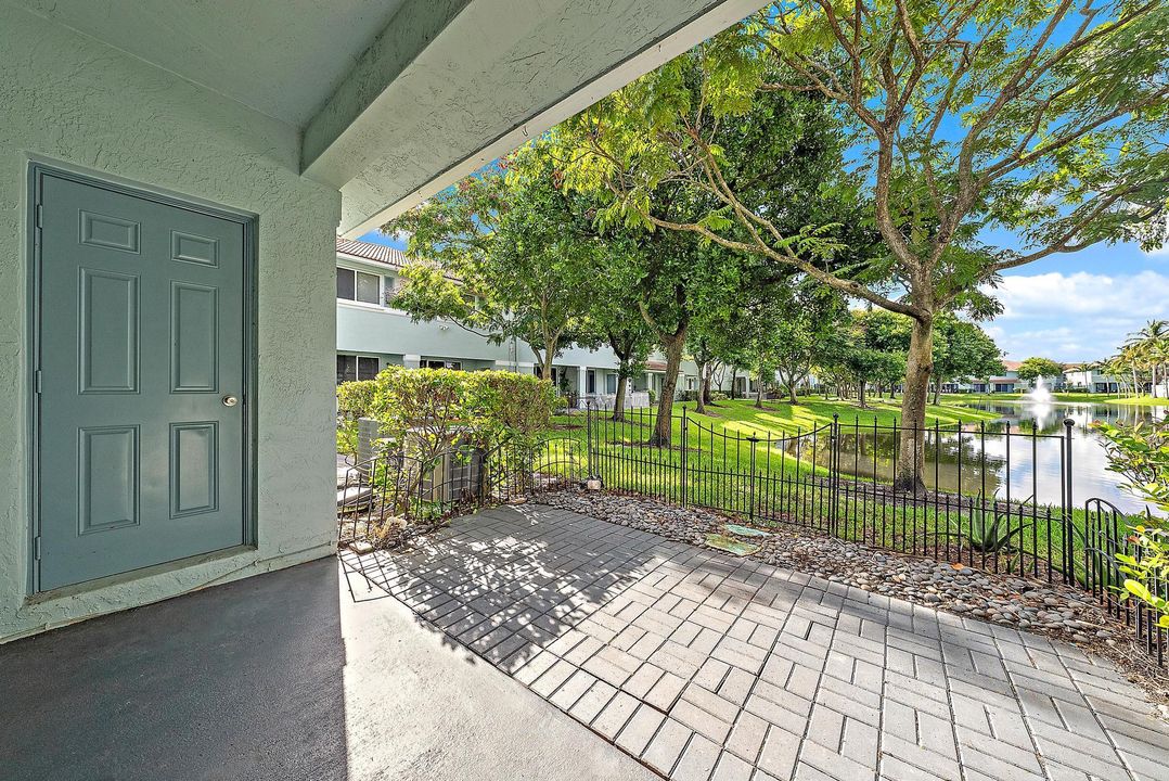 合同活跃: $2,200 (3 贝兹, 2 浴室, 1556 平方英尺)