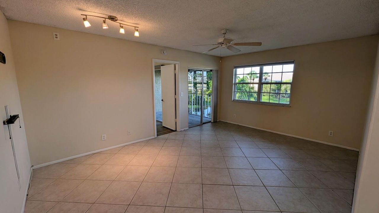 合同活跃: $1,499 (2 贝兹, 2 浴室, 866 平方英尺)