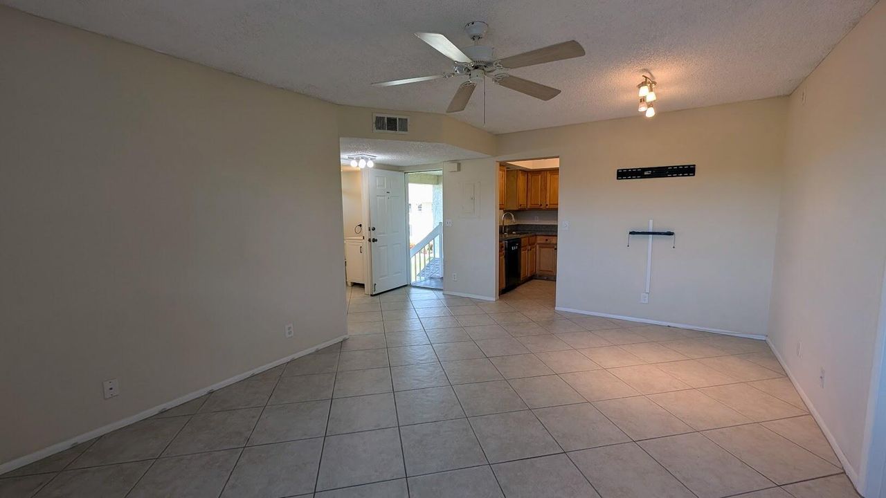 合同活跃: $1,499 (2 贝兹, 2 浴室, 866 平方英尺)