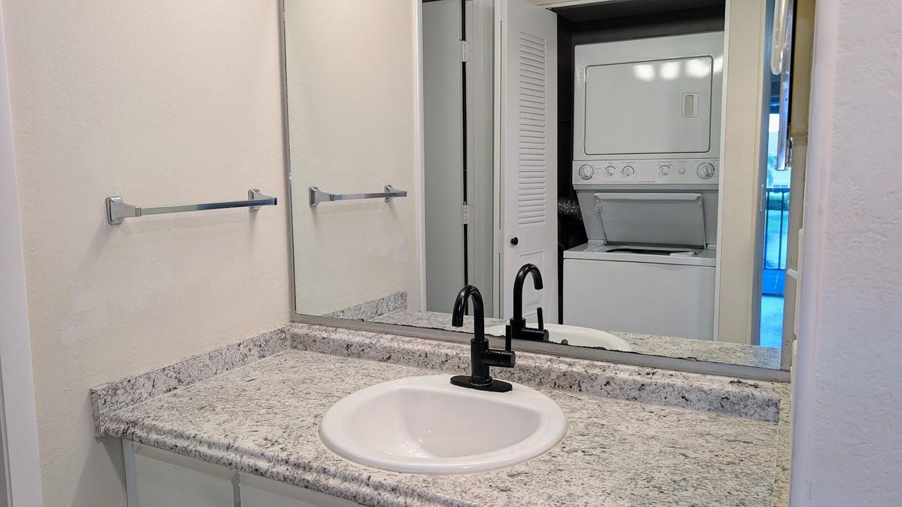 合同活跃: $1,499 (2 贝兹, 2 浴室, 866 平方英尺)