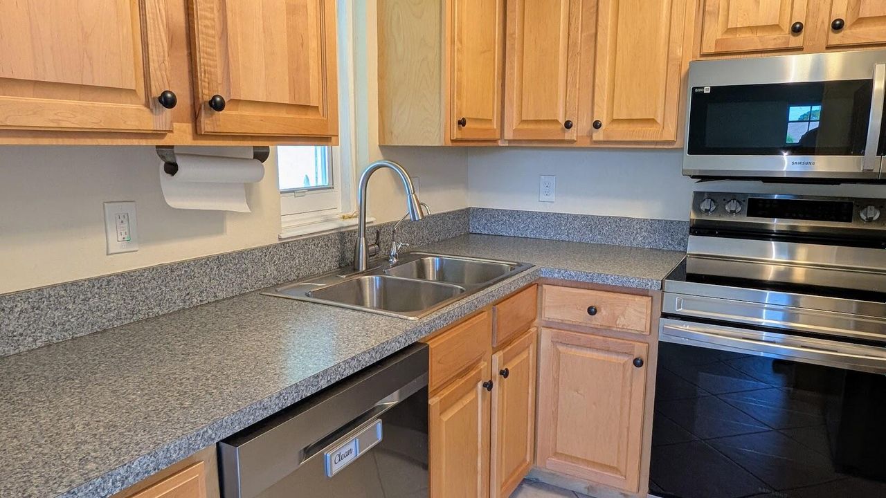 合同活跃: $1,499 (2 贝兹, 2 浴室, 866 平方英尺)