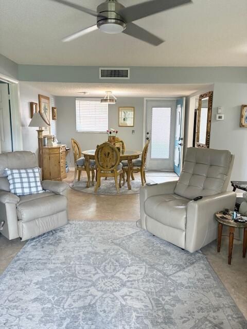 Recientemente alquilado: $1,900 (2 camas, 2 baños, 988 Pies cuadrados)