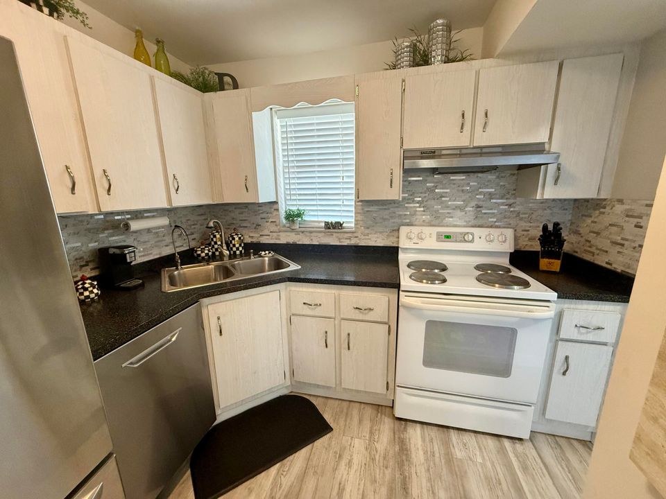 待售: $130,000 (2 贝兹, 2 浴室, 894 平方英尺)