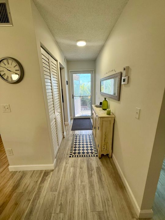 待售: $130,000 (2 贝兹, 2 浴室, 894 平方英尺)