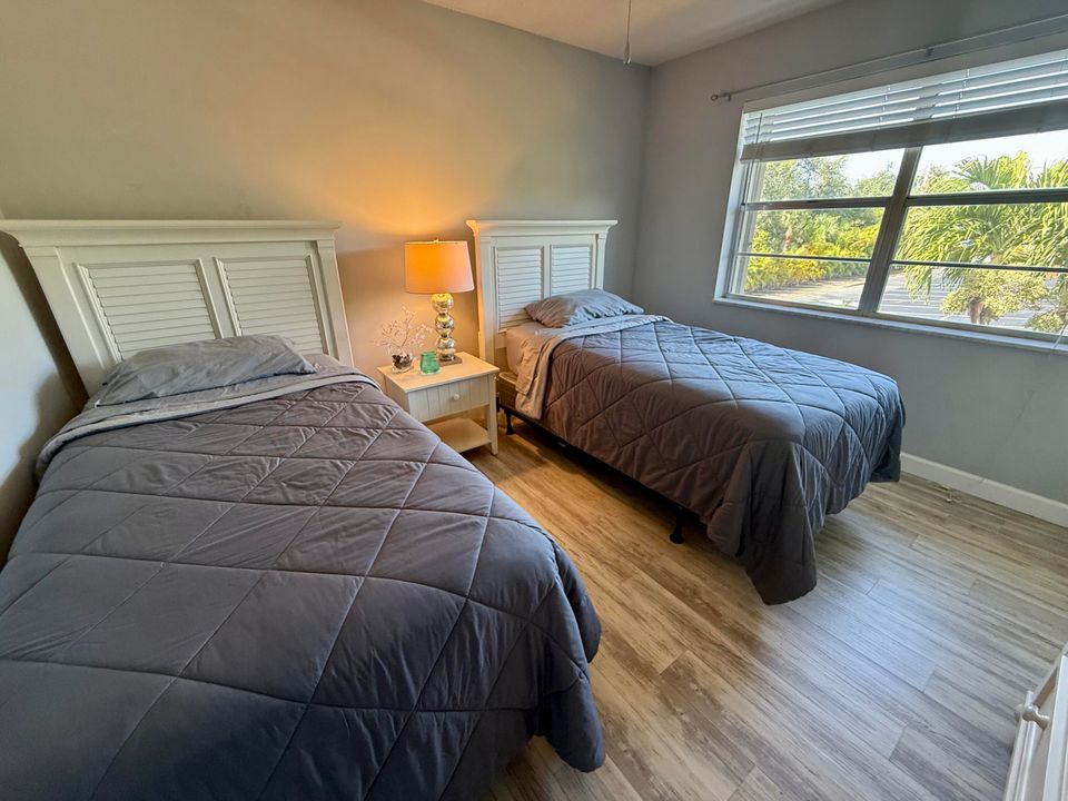 待售: $130,000 (2 贝兹, 2 浴室, 894 平方英尺)