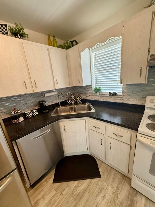 待售: $130,000 (2 贝兹, 2 浴室, 894 平方英尺)