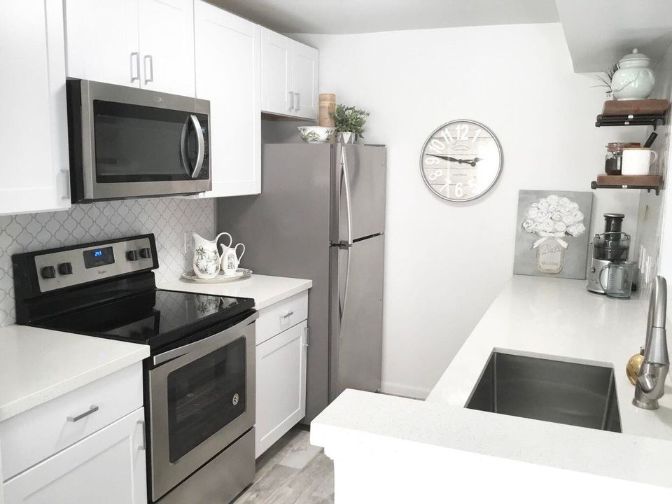 Под контрактом: $1,700 (1 спален, 1 ванн, 791 Квадратных фут)