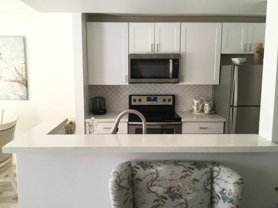 Под контрактом: $1,700 (1 спален, 1 ванн, 791 Квадратных фут)