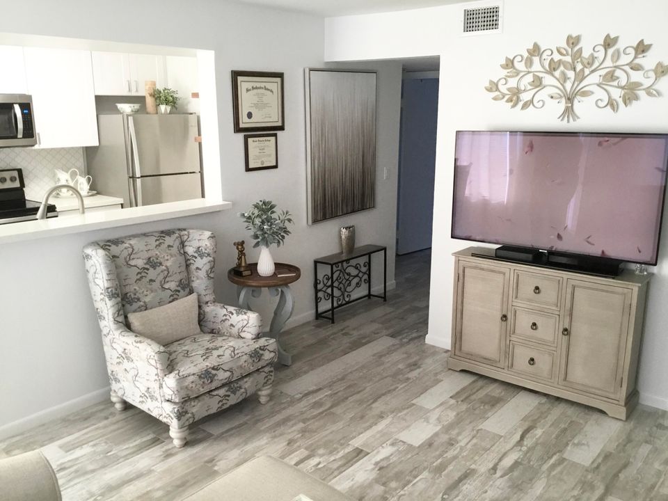 Под контрактом: $1,700 (1 спален, 1 ванн, 791 Квадратных фут)