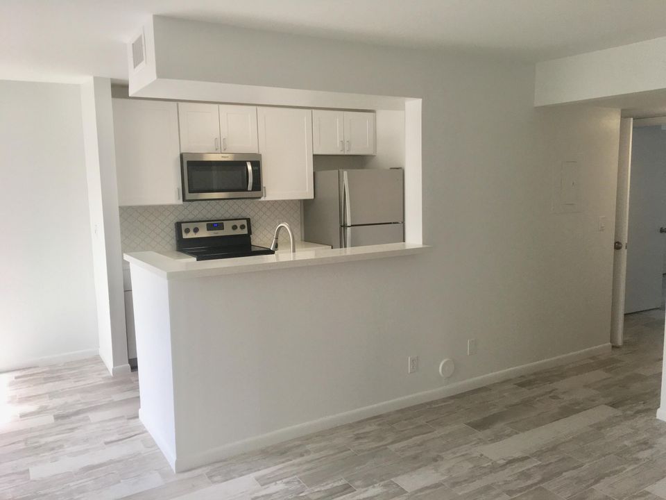 Под контрактом: $1,700 (1 спален, 1 ванн, 791 Квадратных фут)