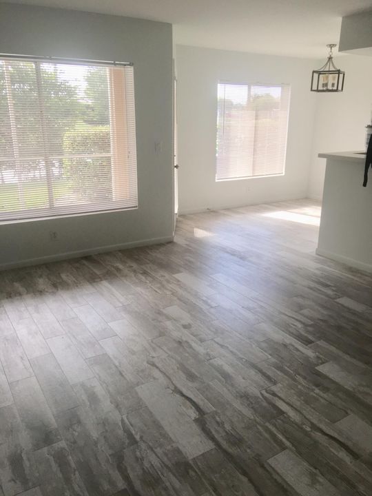 Под контрактом: $1,700 (1 спален, 1 ванн, 791 Квадратных фут)