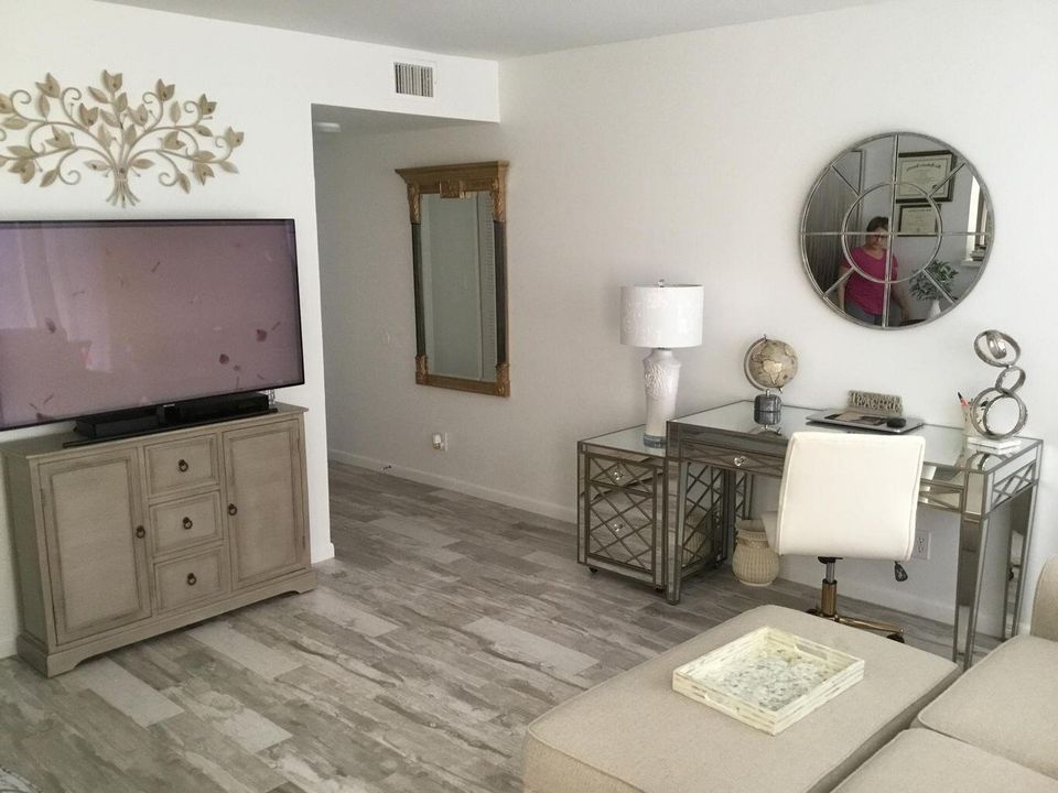 Под контрактом: $1,700 (1 спален, 1 ванн, 791 Квадратных фут)