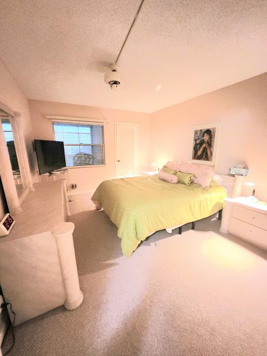 Под контрактом: $3,500 (2 спален, 2 ванн, 916 Квадратных фут)