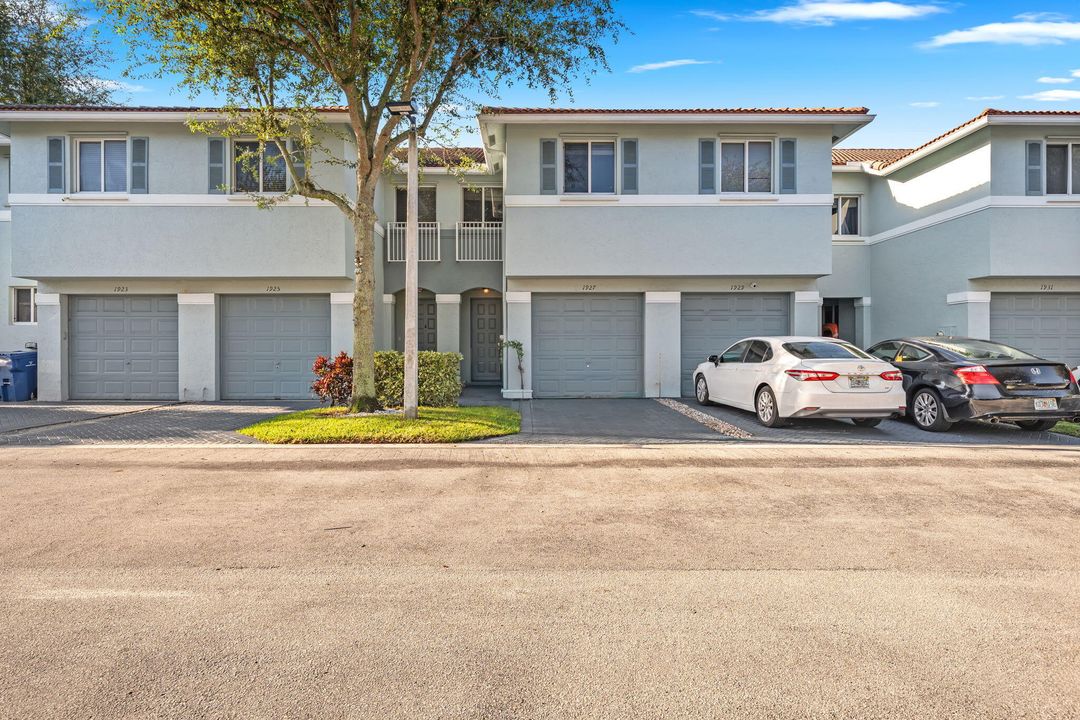 En Venta: $295,999 (3 camas, 2 baños, 1556 Pies cuadrados)