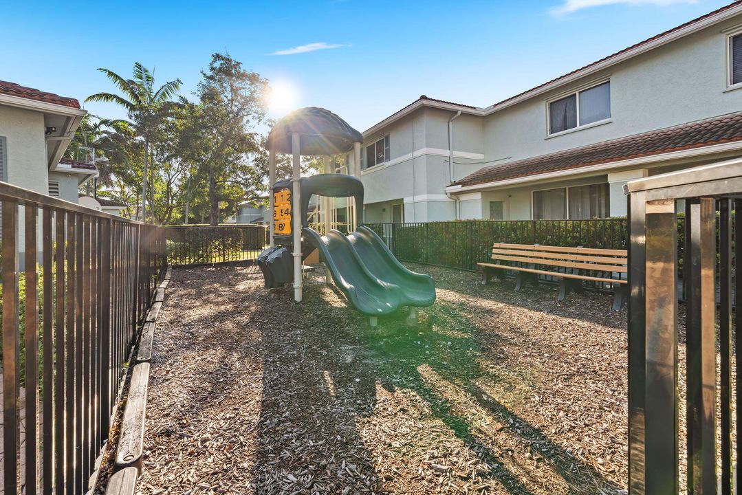 En Venta: $295,999 (3 camas, 2 baños, 1556 Pies cuadrados)