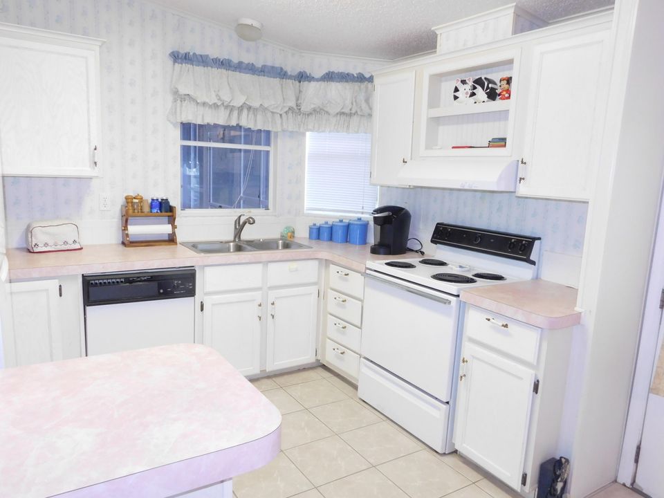 Под контрактом: $175,000 (2 спален, 2 ванн, 986 Квадратных фут)