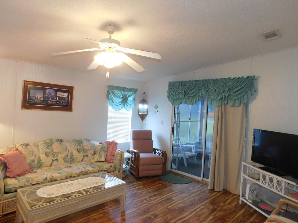 Под контрактом: $175,000 (2 спален, 2 ванн, 986 Квадратных фут)