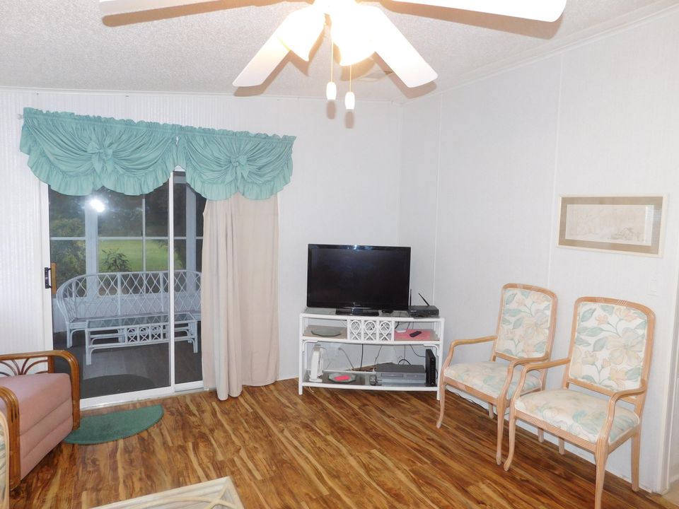 Под контрактом: $175,000 (2 спален, 2 ванн, 986 Квадратных фут)