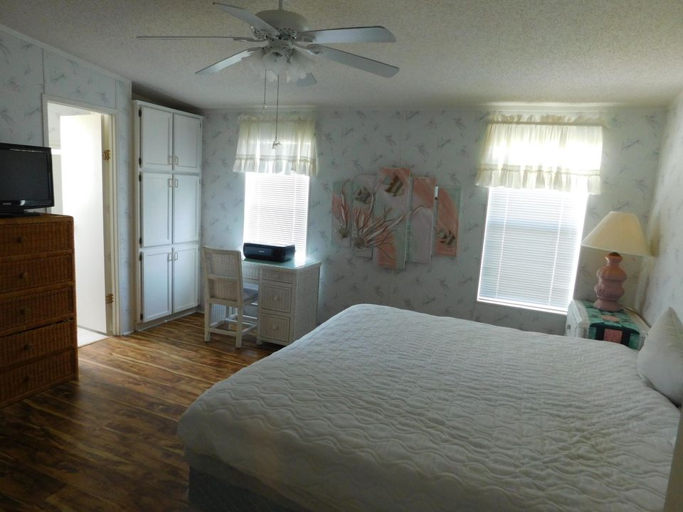 Под контрактом: $175,000 (2 спален, 2 ванн, 986 Квадратных фут)