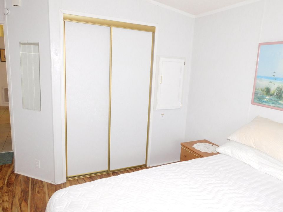 Под контрактом: $175,000 (2 спален, 2 ванн, 986 Квадратных фут)