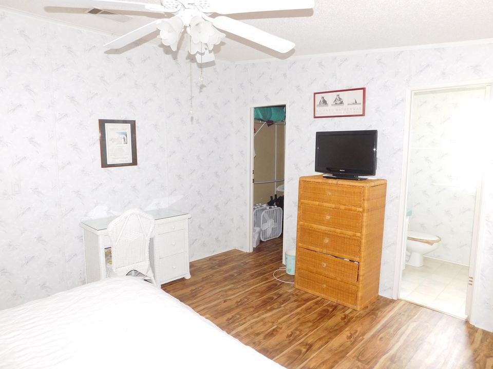 Под контрактом: $175,000 (2 спален, 2 ванн, 986 Квадратных фут)