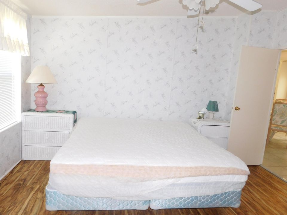 Под контрактом: $175,000 (2 спален, 2 ванн, 986 Квадратных фут)