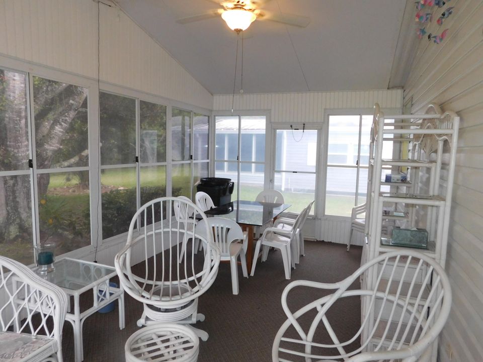 Под контрактом: $175,000 (2 спален, 2 ванн, 986 Квадратных фут)