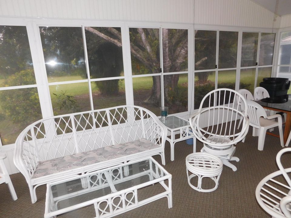 Под контрактом: $175,000 (2 спален, 2 ванн, 986 Квадратных фут)