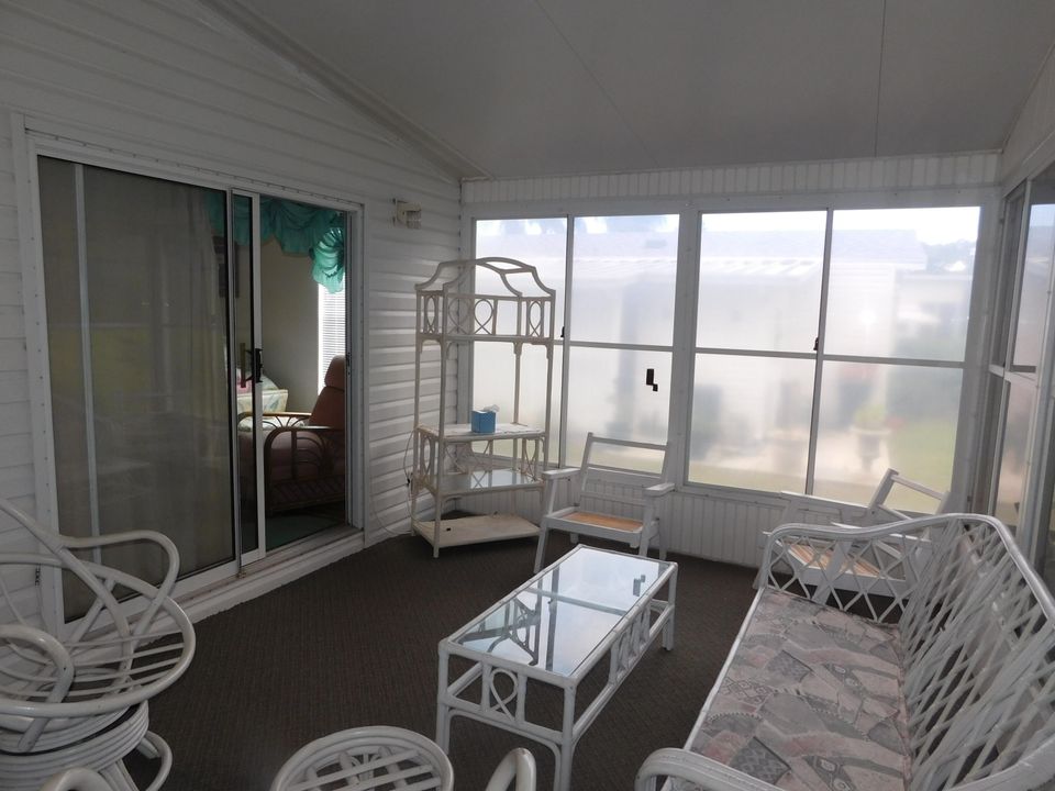 Под контрактом: $175,000 (2 спален, 2 ванн, 986 Квадратных фут)