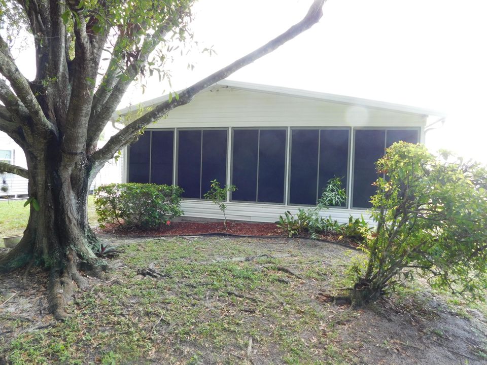 Под контрактом: $175,000 (2 спален, 2 ванн, 986 Квадратных фут)