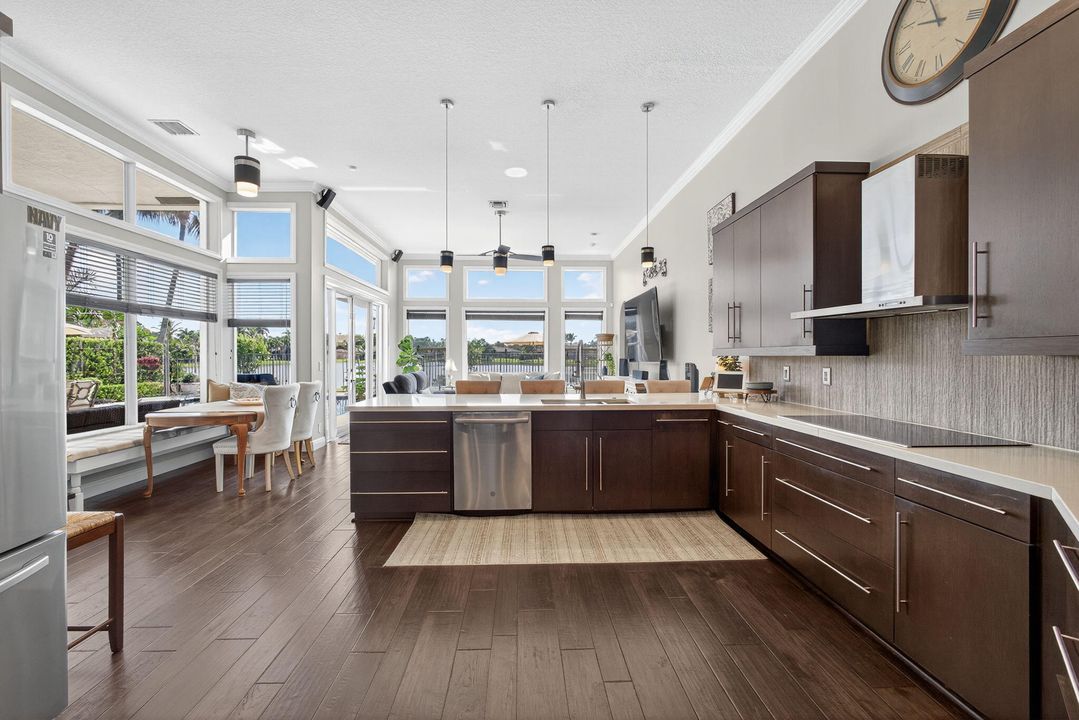 Под контрактом: $1,075,000 (4 спален, 3 ванн, 3079 Квадратных фут)