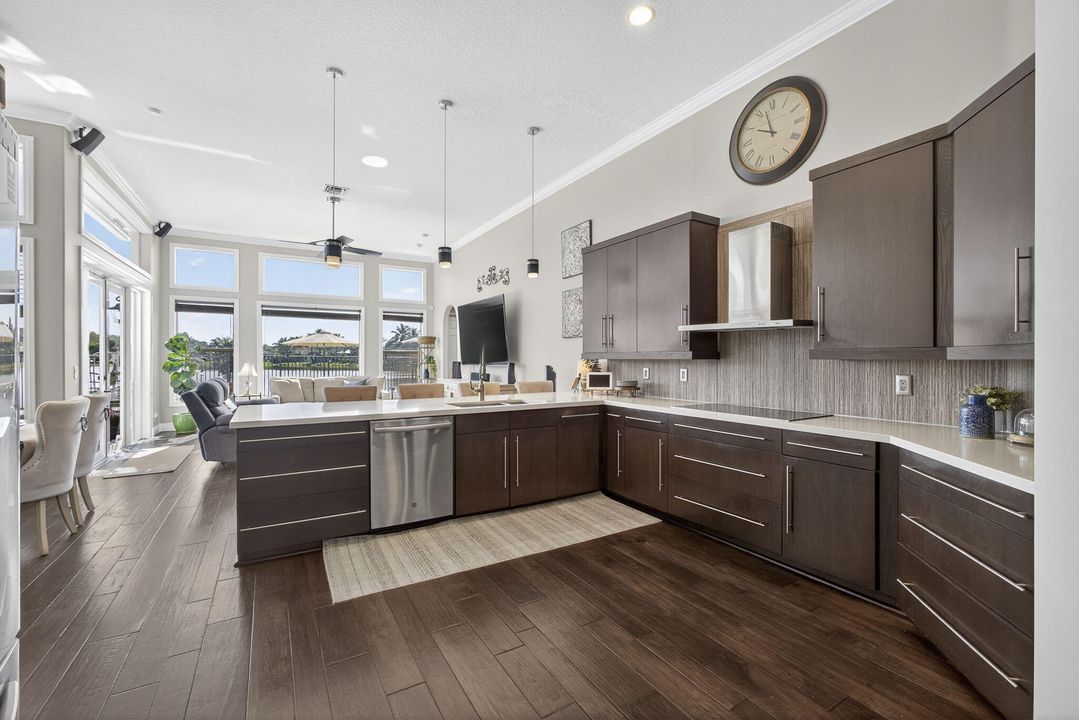 Под контрактом: $1,075,000 (4 спален, 3 ванн, 3079 Квадратных фут)