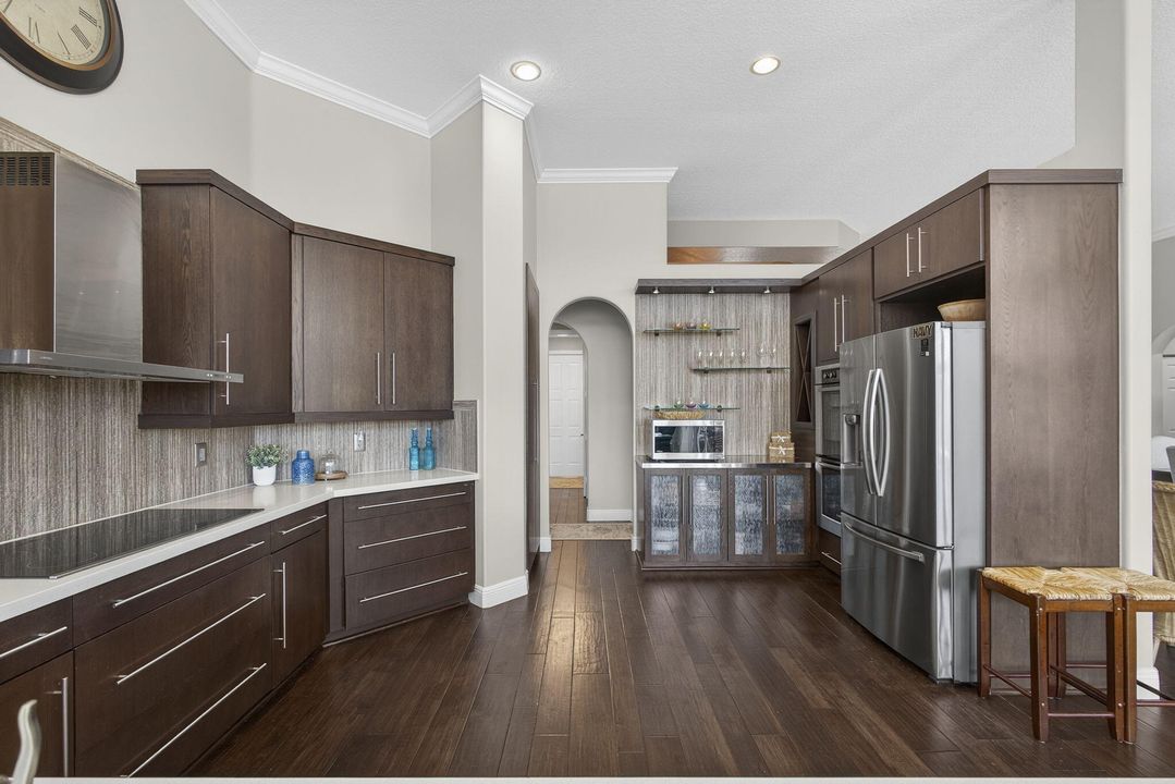 Под контрактом: $1,075,000 (4 спален, 3 ванн, 3079 Квадратных фут)