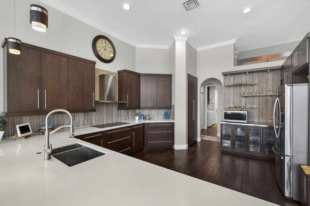 Под контрактом: $1,075,000 (4 спален, 3 ванн, 3079 Квадратных фут)