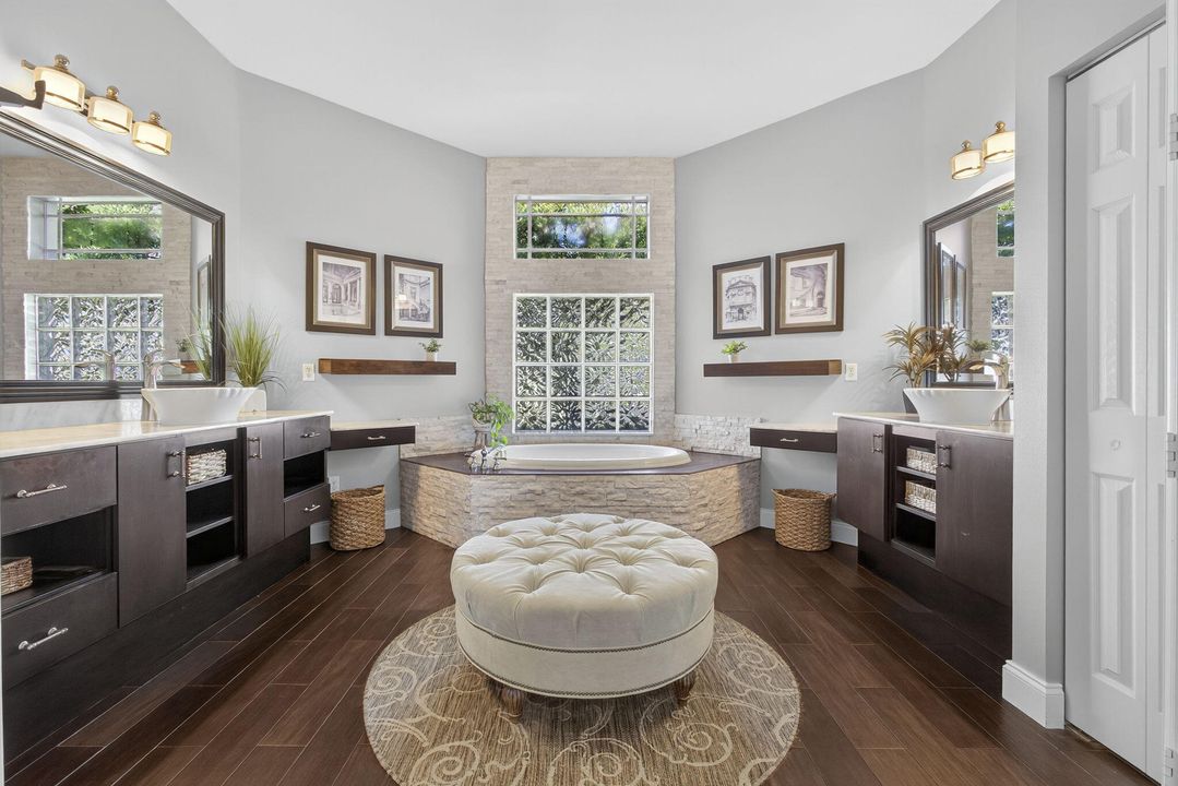 Под контрактом: $1,075,000 (4 спален, 3 ванн, 3079 Квадратных фут)