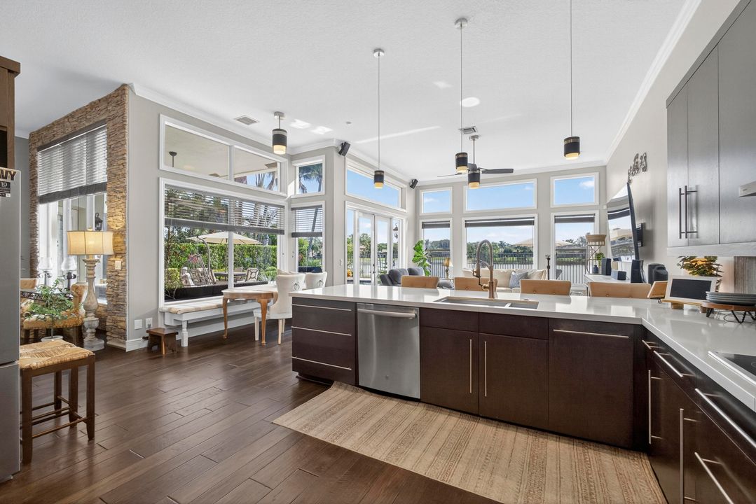 Под контрактом: $1,075,000 (4 спален, 3 ванн, 3079 Квадратных фут)