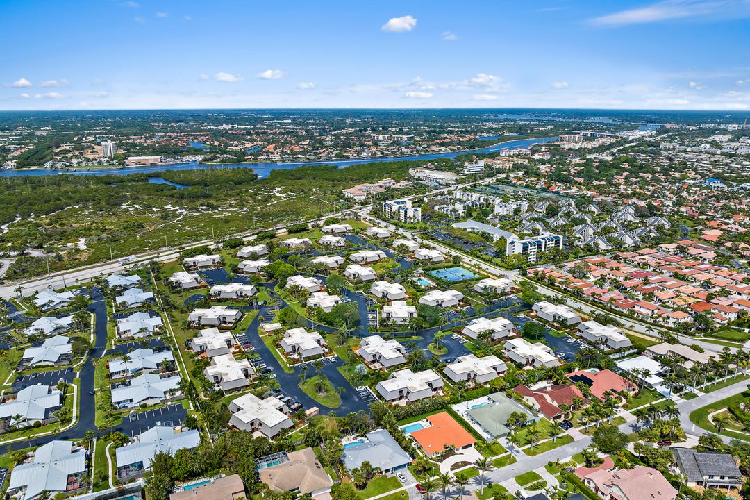 合同活跃: $425,000 (2 贝兹, 2 浴室, 1708 平方英尺)