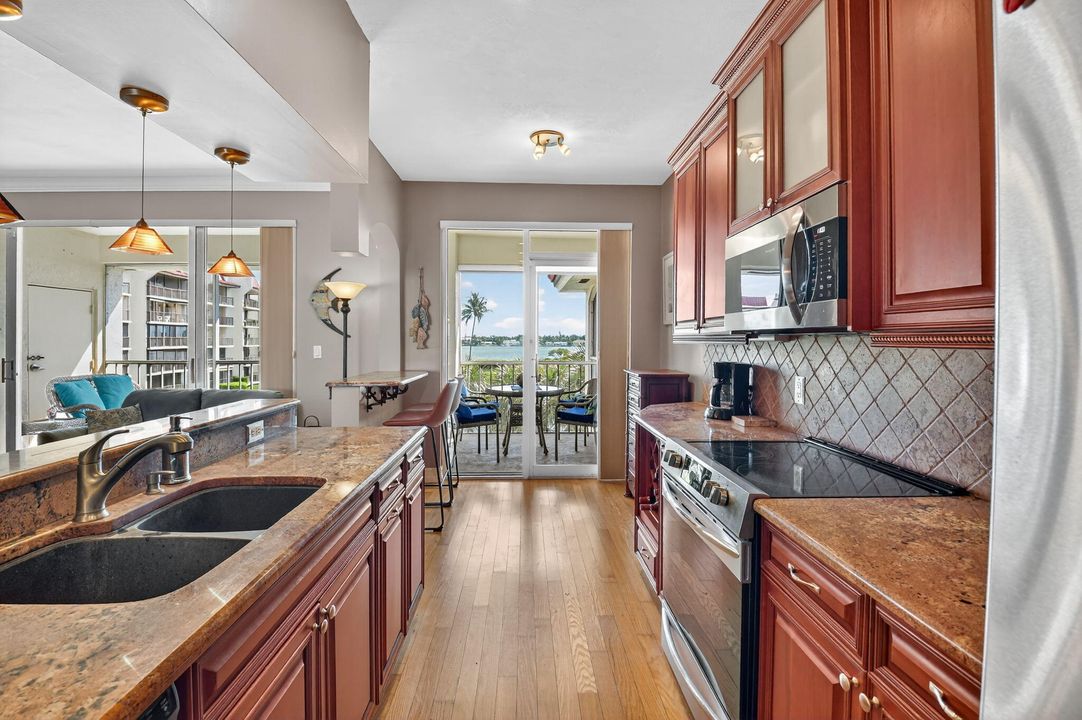 For Sale: $329,000 (2 beds, 2 baths, 1414 Square Feet)