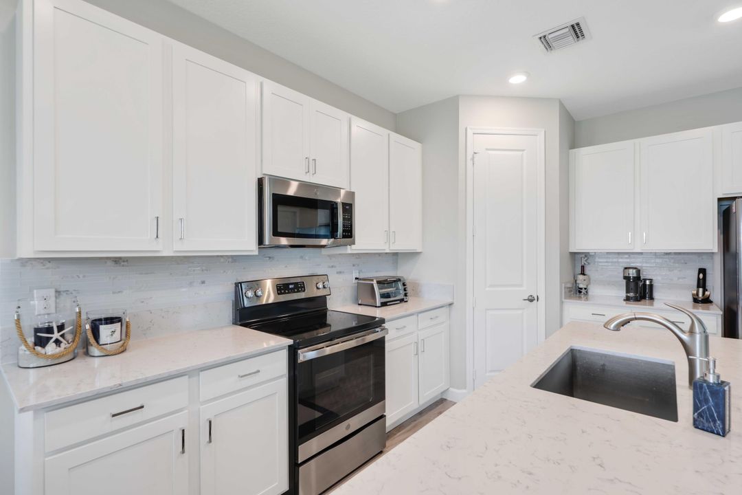 For Sale: $550,000 (3 beds, 2 baths, 2124 Square Feet)