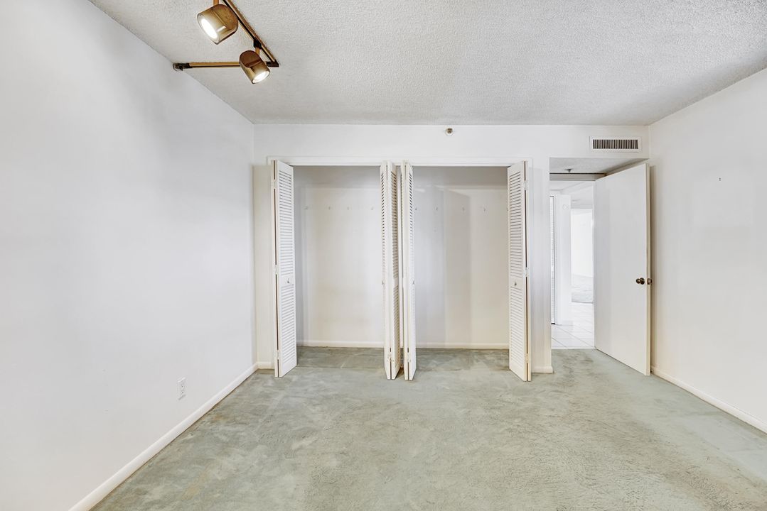 Active With Contract: $149,999 (2 beds, 2 baths, 1207 Square Feet)