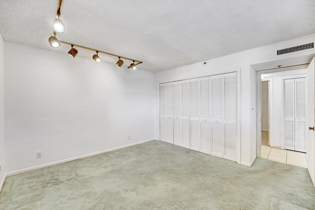 Active With Contract: $149,999 (2 beds, 2 baths, 1207 Square Feet)