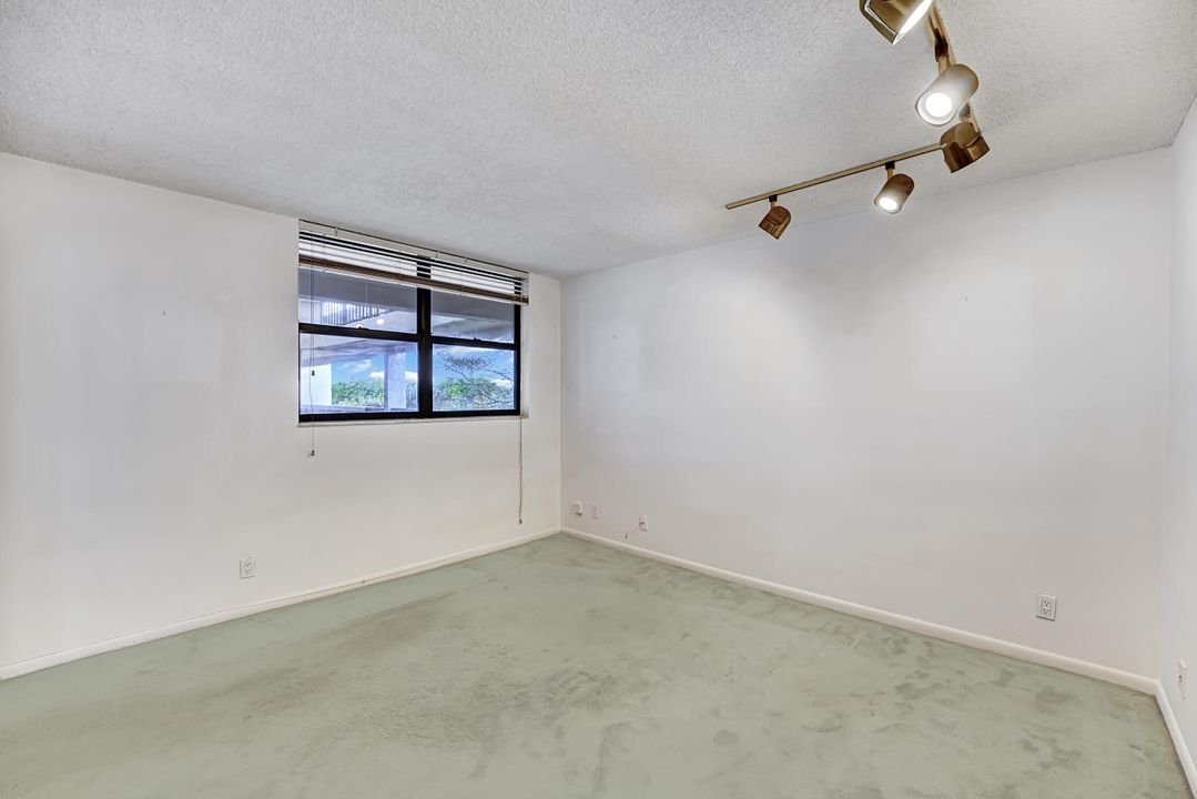 Active With Contract: $149,999 (2 beds, 2 baths, 1207 Square Feet)