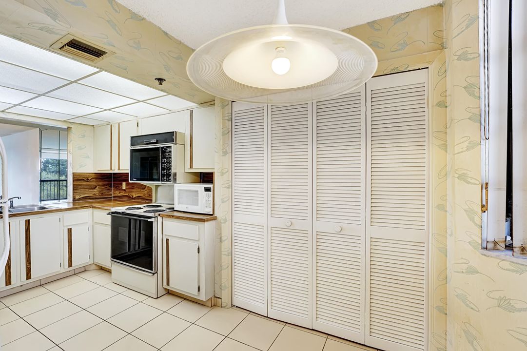 Active With Contract: $149,999 (2 beds, 2 baths, 1207 Square Feet)