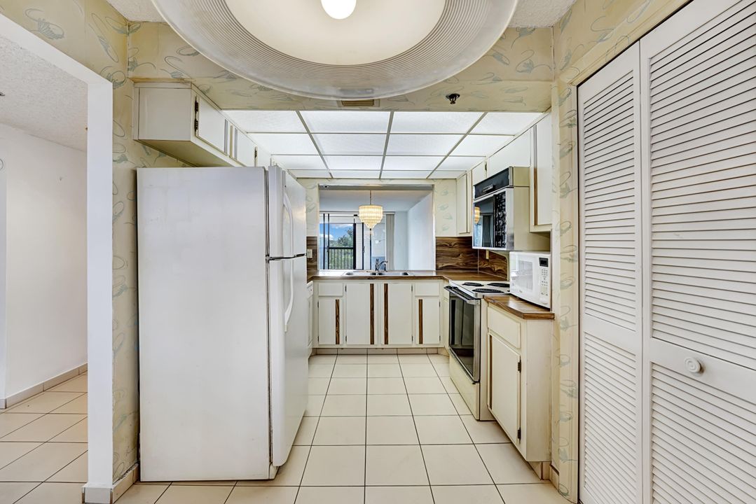 Active With Contract: $149,999 (2 beds, 2 baths, 1207 Square Feet)