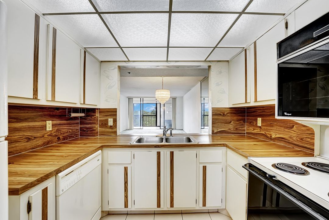 Active With Contract: $149,999 (2 beds, 2 baths, 1207 Square Feet)