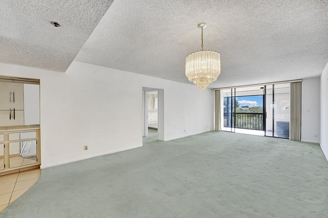 Active With Contract: $149,999 (2 beds, 2 baths, 1207 Square Feet)