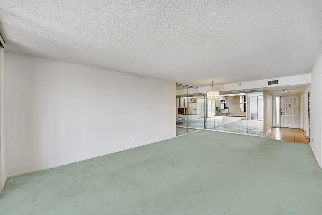 Active With Contract: $149,999 (2 beds, 2 baths, 1207 Square Feet)