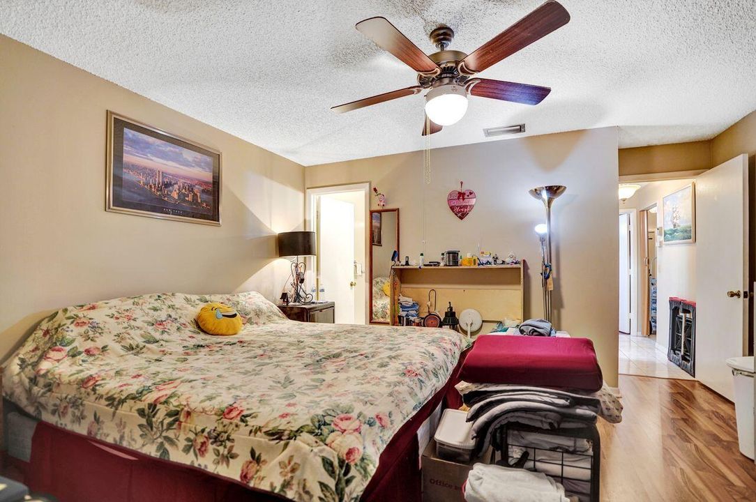 待售: $242,000 (2 贝兹, 2 浴室, 1370 平方英尺)