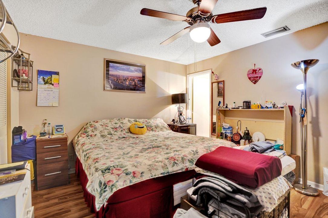 待售: $242,000 (2 贝兹, 2 浴室, 1370 平方英尺)