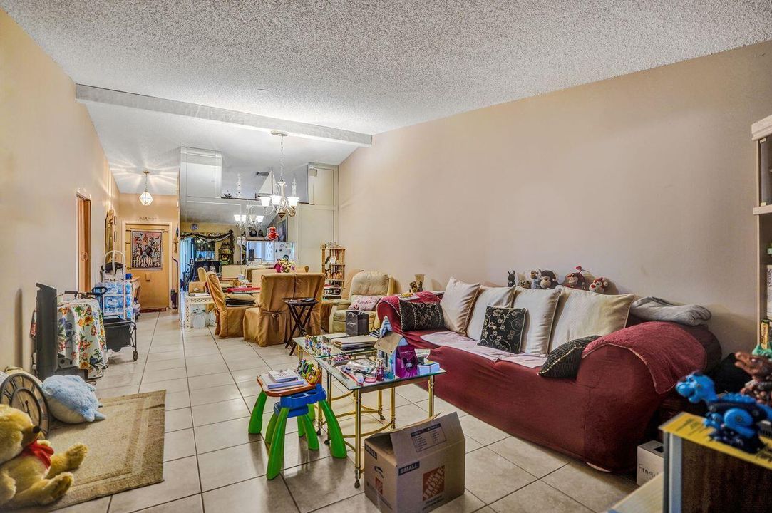 待售: $242,000 (2 贝兹, 2 浴室, 1370 平方英尺)